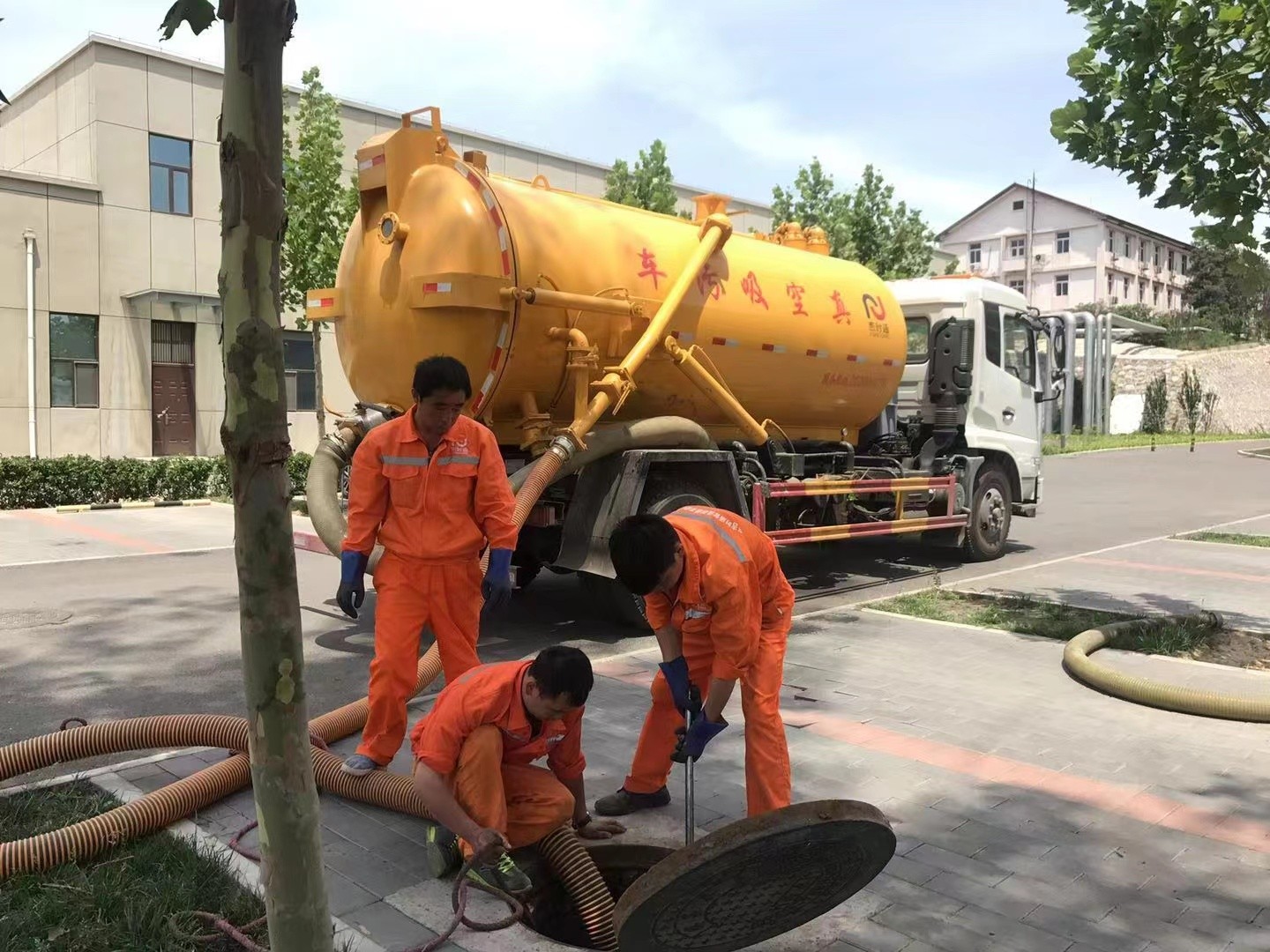 新盈镇化粪池清理与5-8吨吸粪车施工效率分析